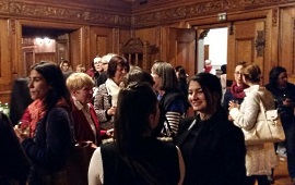 Viele Frauen beim Apero im Vorzimmer des Grossratssaals