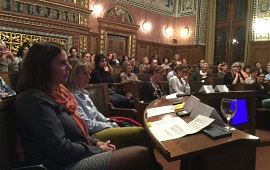 Viele Frauen im Grossratssaal, zuvorderst im Bank sitzend Präsidentin Elisabeth Ackermann